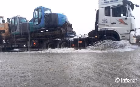 Các phương tiện lưu thông trên QL1A đoạn qua địa phận huyện Hà Trung đến TX Bỉm Sơn gặp khó vì đường ngập nặng.