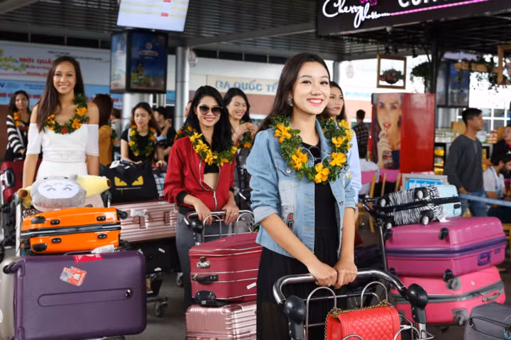 Ngay sau đó, các thí sinh được BTC hỗ trợ di chuyển tới địa điểm lưu trú.