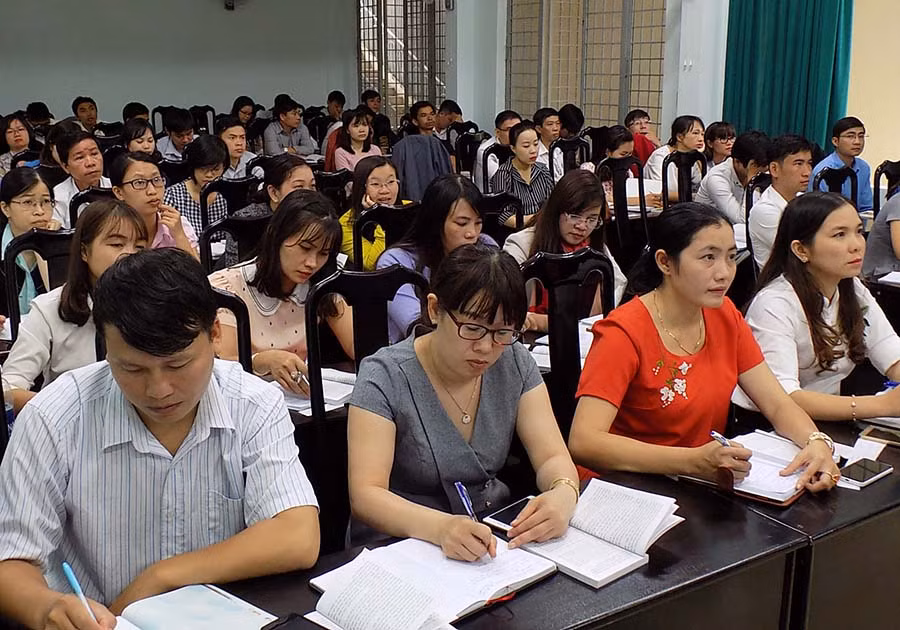 Các đảng viên mới tham gia lớp bồi dưỡng lý luận chính trị. Ảnh: Lương Thanh Các đảng viên mới tham gia lớp bồi dưỡng lý luận chính trị. Ảnh: Lương Thanh
