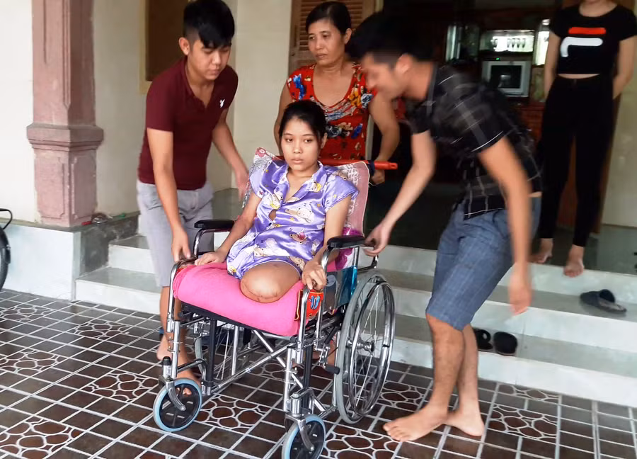 Bây giờ Hoa chỉ nằm một chỗ và làm bạn với chiếc xe lăn.