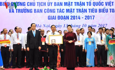 Chủ tịch Quốc hội Nguyễn Thị Kim Ngân trao bằng khen cho Chủ tịch Ủy ban MTTQ Việt Nam cấp xã và Trưởng Ban công tác mặt trận tiêu biểu Toàn quốc giai đoạn 2014-2017.