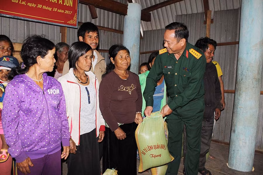 Đại tá Tống Văn Hiểu-Phó Chủ nhiệm Chính trị Quân đoàn 3 tặng quà cho các gia đình chính sách xã Ayun (huyện Mang Yang). Ảnh: Duy Hiển Đại tá Tống Văn Hiểu-Phó Chủ nhiệm Chính trị Quân đoàn 3 tặng quà cho các gia đình chính sách xã Ayun (huyện Mang Yang). Ảnh: Duy Hiển