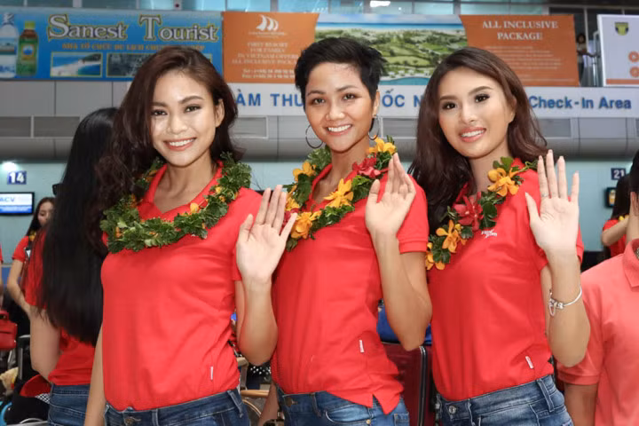 Nhiều thí sinh bày tỏ sự hào hứng khi lần đầu tiên đặt chân đến Nha Trang, số khác lại mong “nhập cuộc” với cuộc thi để được sống và “chiến đấu” trong không khí của Hoa hậu Hoàn vũ Việt Nam...