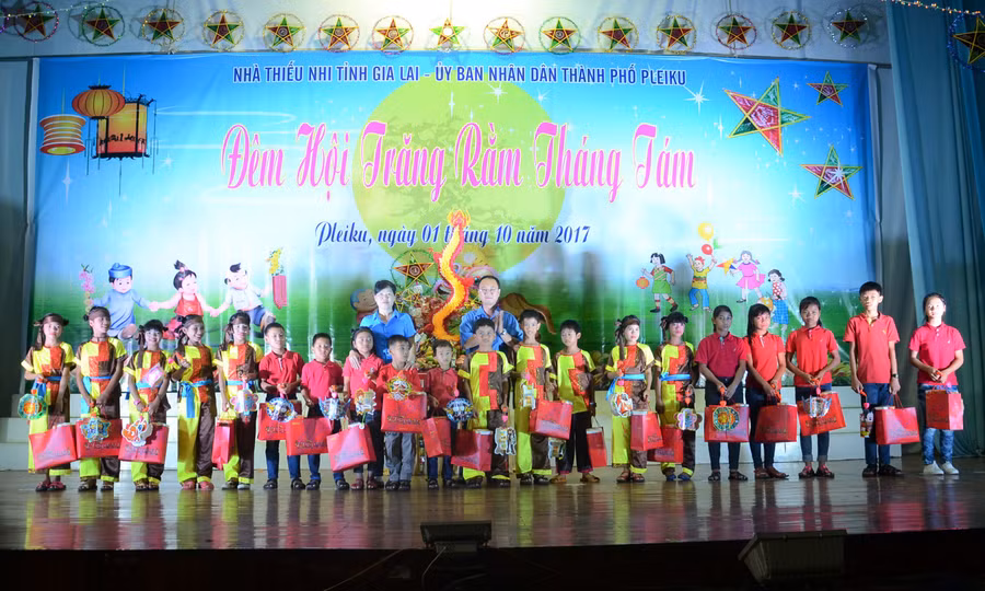 226 suất quà được trao đến các em thiếu nhi nghèo, khó khăn trên địa bàn TP. Pleiku trong Đêm hội trăng Rằm. Ảnh: P.L