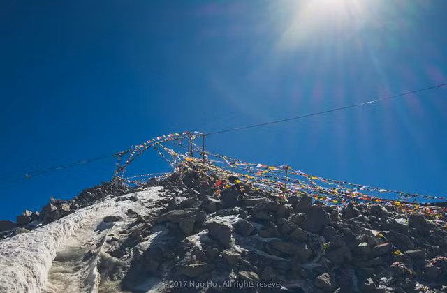 Cờ nguyện trên đỉnh Đèo Khardung La cao 5.600m.