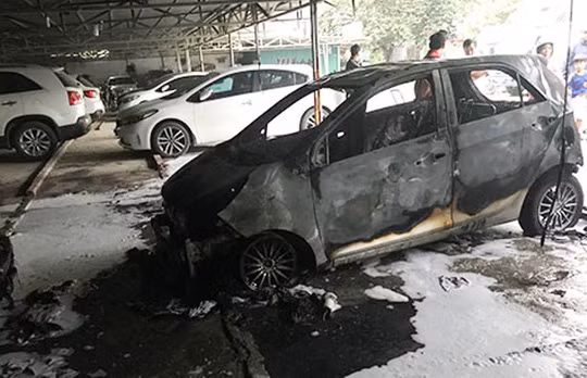 Chiếc ô tô cháy trơ khung trong bãi gửi xe ở Thanh Hóa.