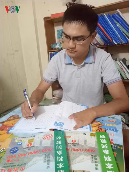 Thủ khoa Nguyễn Hồng Anh bị dị tật tay bẩm sinh nên bàn tay trái của em chỉ có ngón cái và ngón út.