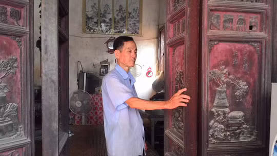 Cựu chiến binh Đinh Văn Lai và ngôi nhà cổ 99 tuổi.
