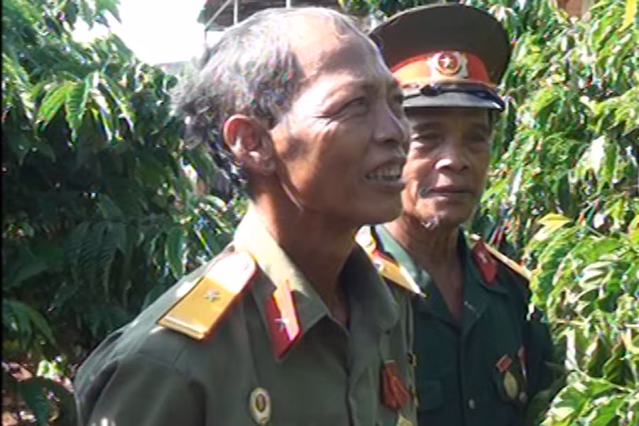 Ông Rơ Mah Jôn bên vườn cà phê của mình. Ảnh: Vũ Cúc