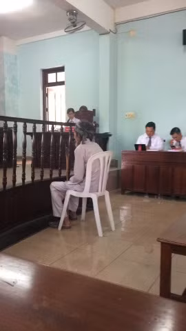 Bị cáo Mách tại phiên tòa phúc thẩm sáng 30-10. Bị cáo Mách tại phiên tòa phúc thẩm sáng 30-10.