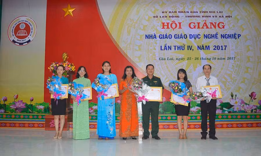  Trao giải nhất cho các thầy, cô giáo có bài giảng hay tại Hội giảng.Ảnh: Đ.Y