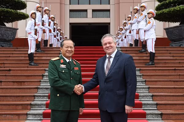 Thượng tướng Bế Xuân Trường đón ông Vladimir Nikolaevich Drozhzhov, Phó Giám đốc Cơ quan Liên bang về hợp tác kỹ thuật quân sự Nga, Chủ tịch Phân ban Nga. Thượng tướng Bế Xuân Trường đón ông Vladimir Nikolaevich Drozhzhov, Phó Giám đốc Cơ quan Liên bang về hợp tác kỹ thuật quân sự Nga, Chủ tịch Phân ban Nga.