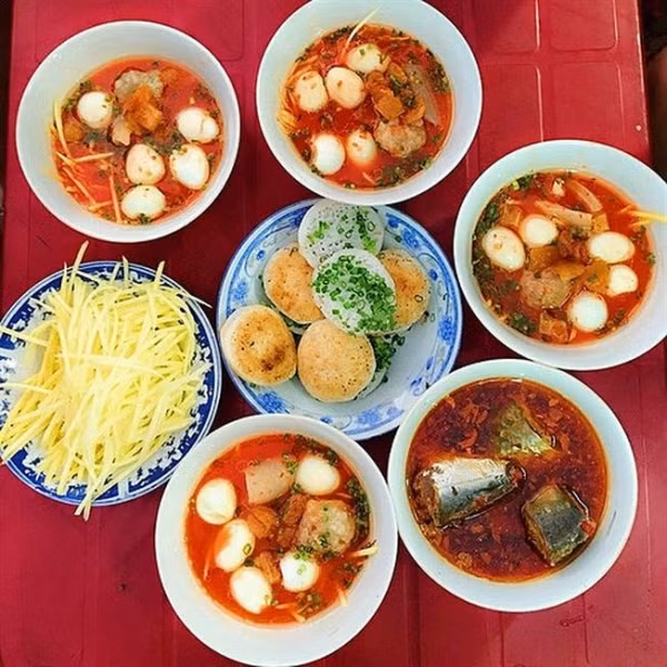 Phần bánh căn Phan Thiết hấp dẫn ở quán Lân Nguyệt.