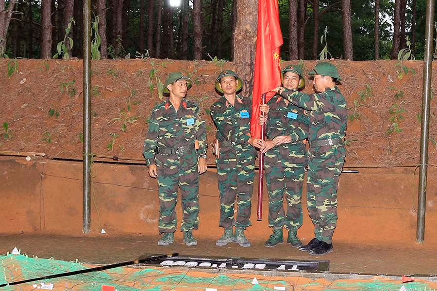 Trao cờ quyết thắng cho đơn vị tiến công trên hướng chủ yếu. Ảnh: Duy Hiển Trao cờ quyết thắng cho đơn vị tiến công trên hướng chủ yếu. Ảnh: Duy Hiển