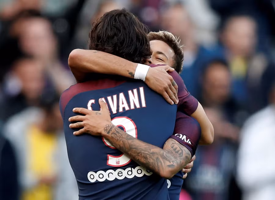  Neymar ôm Cavani chia vui sau khi ghi bàn vào lưới Bordeaux. Ảnh: REUTERS
