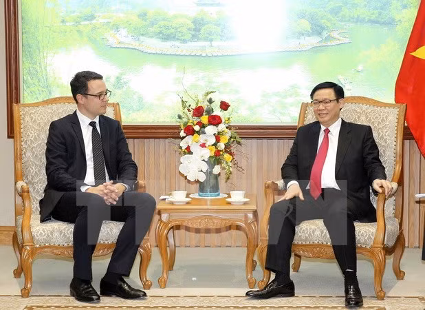  Phó Thủ tướng Vương Đình Huệ tiếp ông Lukas Brosi, Giám đốc Tài chính Công ty Zurich Airport của Thụy Sỹ.