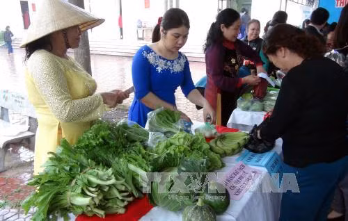 Gian hàng giới thiệu và bán các mặt hàng nông sản sạch của chị em phụ nữ phường Trung Đô, thành phố Vinh (Nghệ An).