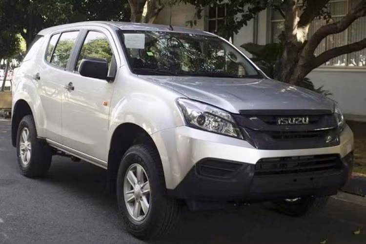 Phiên bản Isuzu MU-X B7 sử dụng động cơ dầu 2.5L, số sàn bất ngờ âm thầm giảm giá chỉ còn 745 triệu đồng tại Việt Nam.