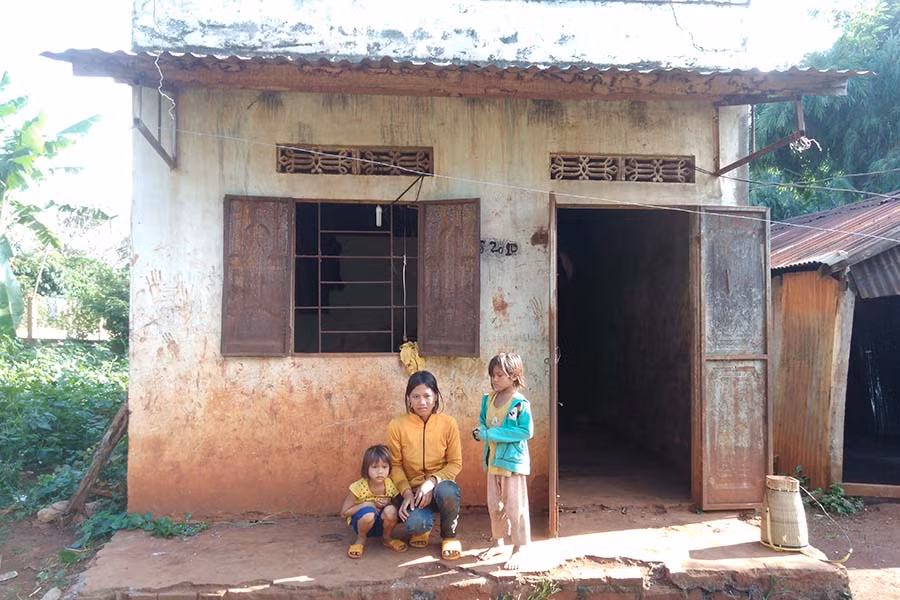 Ngôi nhà ọp ẹp, cũ kỹ của 3 chị em Kpuih Nga. Ảnh: Hải Băng