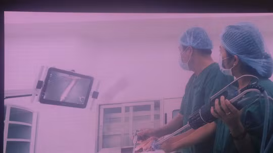 Các bác sĩ đang thao tác phẫu thuật bằng robot Các bác sĩ đang thao tác phẫu thuật bằng robot