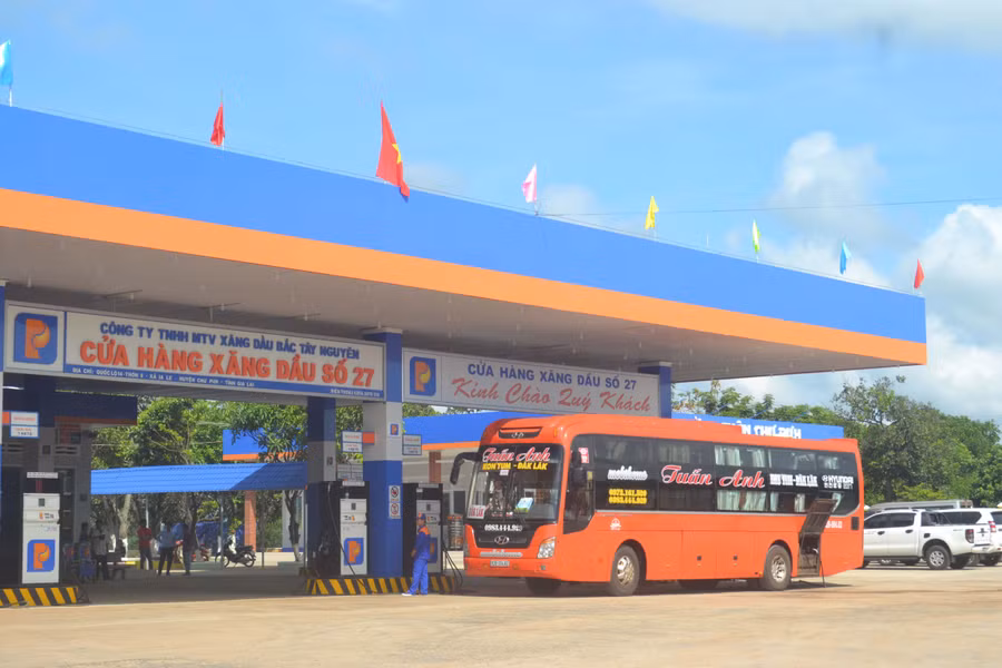 Cửa hàng xăng dầu số 27 được đầu tư hiện đại khang trang. Ảnh: L.L