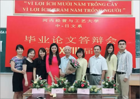 Thủ khoa Nguyễn Hồng Anh (ngoài cùng bên phải) trong lễ bảo vệ luận văn tốt nghiệp đại học.