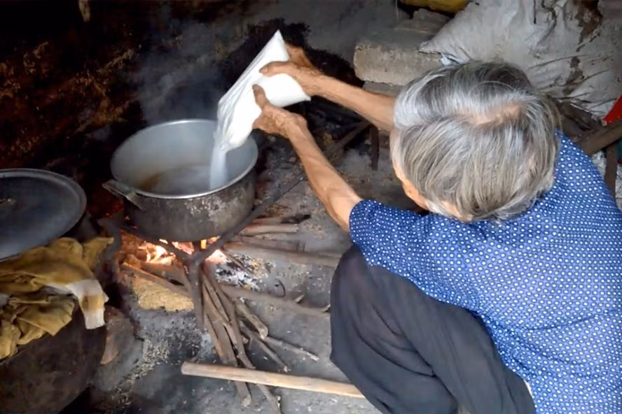 Bà Hoàng Thị V nấu một mẻ mật ong giả với quy trình gây sốc trước ống kính bí mật của PV Lao Động. Bà Hoàng Thị V nấu một mẻ mật ong giả với quy trình gây sốc trước ống kính bí mật của PV Lao Động.