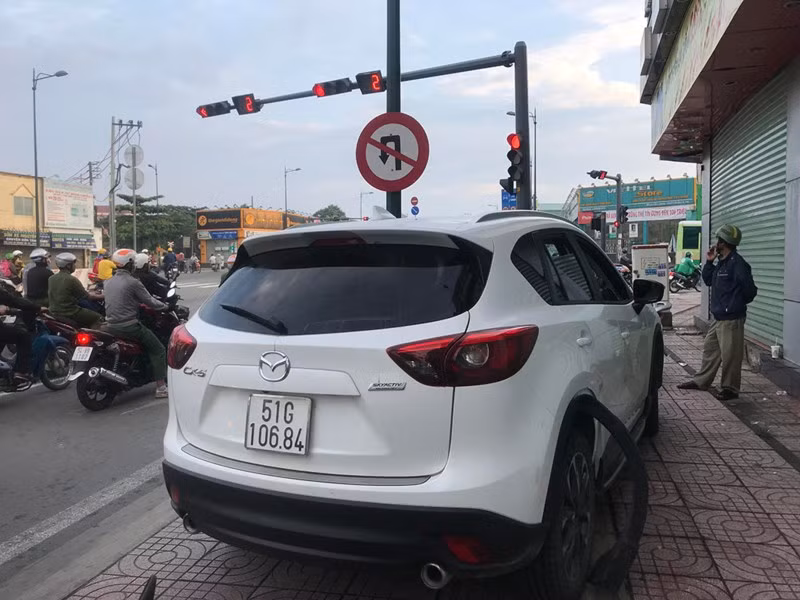 Người dân sau đó truy đuổi xe ô tô bỏ chạy yêu cầu tài xế dừng lại đến đồn công an giải quyết.