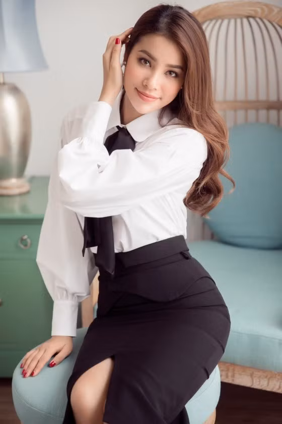 Phạm Hương trong một cảnh quay giới thiệu điểm lưu trú sang trọng
