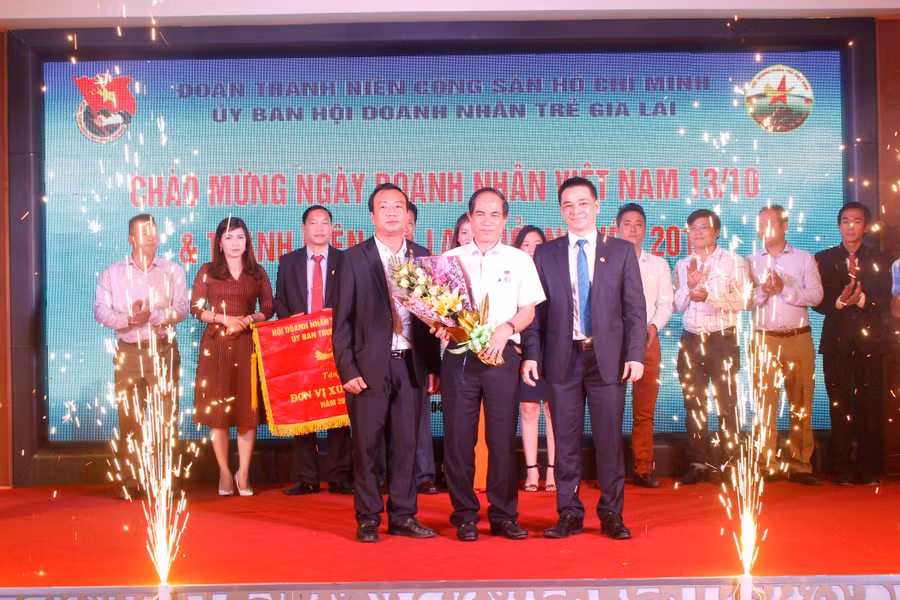 Trung ương Hội Doanh nhân trẻ Việt Nam tặng kỷ niệm cho cho ông Võ Ngọc Thành-Chủ tịch UBND tỉnh. Ảnh: P.L Trung ương Hội Doanh nhân trẻ Việt Nam tặng kỷ niệm cho cho ông Võ Ngọc Thành-Chủ tịch UBND tỉnh. Ảnh: P.L