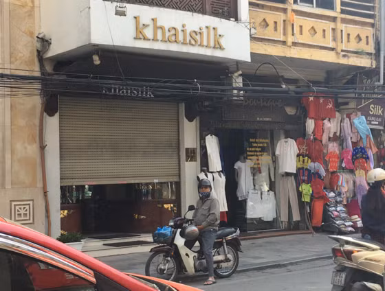 Cửa hàng 113 Hàng Gai (Hà Nội) của Khaisilk vẫn đóng cửa vào trưa 30-10-2017. Cửa hàng 113 Hàng Gai (Hà Nội) của Khaisilk vẫn đóng cửa vào trưa 30-10-2017.
