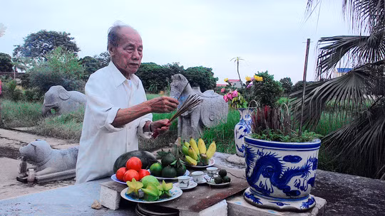 Cụ Trương Văn Tuân vẫn hằng ngày hương khói cho Lăng đá Quận Vân.