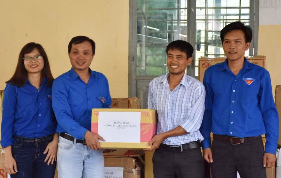 Trao quà và tiền cho thầy và trò Trường Phổ thông dân tộc bán trú Tiểu học và Trung học cơ sở Kon Pne. Ảnh: H.S