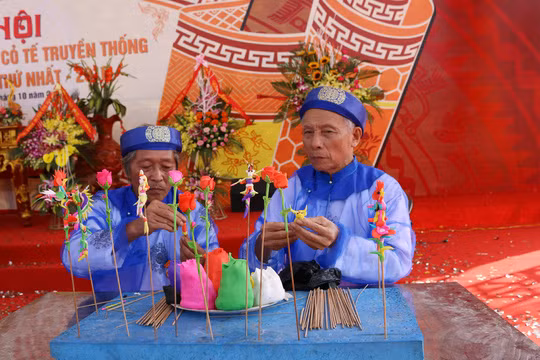 Nghệ nhân Chu Tiến Công (bìa trái) rất nặng lòng với nghề nặn tò he Xuân La.