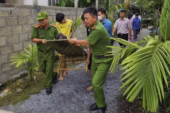  Công an thị xã Hương Thủy hỗ trợ di dời người dân đi tránh bão trong sáng 27-9