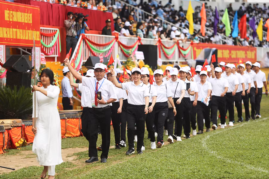 Đoàn VĐV thị xã Ayun Pa tham gia diễu hành tại buổi lễ. Ảnh: Văn Ngọc Đoàn VĐV thị xã Ayun Pa tham gia diễu hành tại buổi lễ. Ảnh: Văn Ngọc