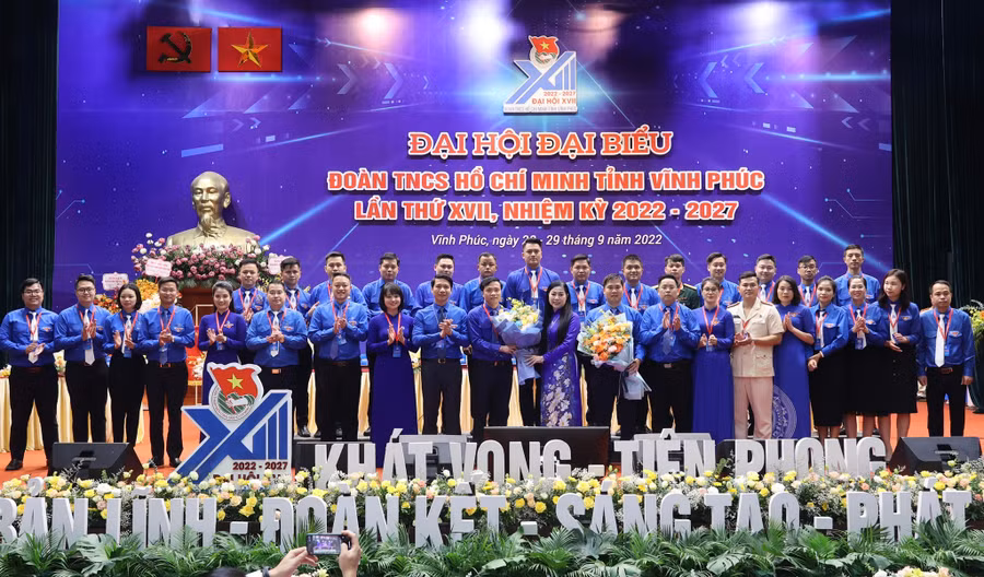 Ban chấp hành Đoàn Thanh niên tỉnh Vĩnh Phúc khóa mới ra mắt Đại hội. Ảnh: Như Ý 