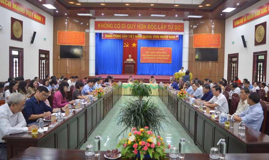Pleiku tổ chức hội thảo khoa học về xây dựng, chỉnh đốn Đảng và hệ thống chính trị ảnh 2 Quang cảnh hội thảo. Ảnh: Anh Huy