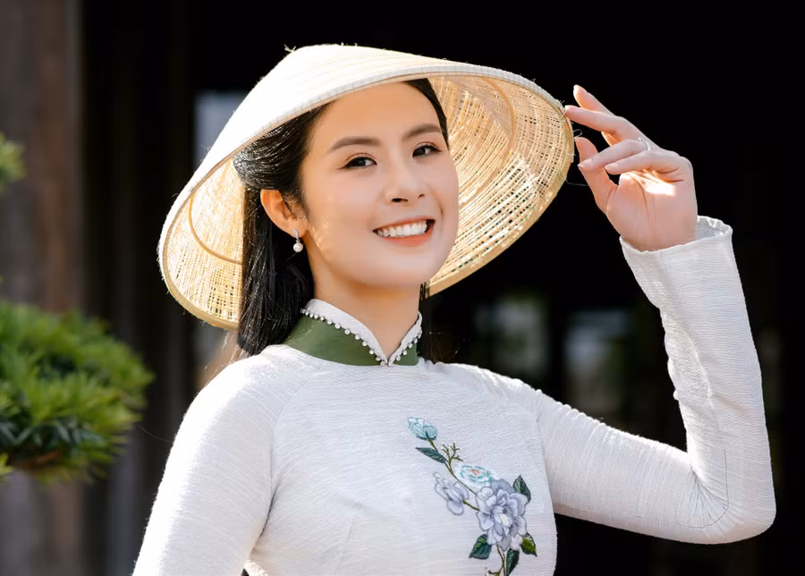 Hoa hậu Ngọc Hân giới thiệu mẫu áo dài do mình thiết kế. Ảnh: Xuân Quang
