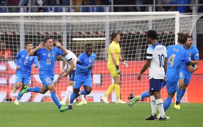 Giacomo Raspadori (10) ghi bàn duy nhất của trận đấu
