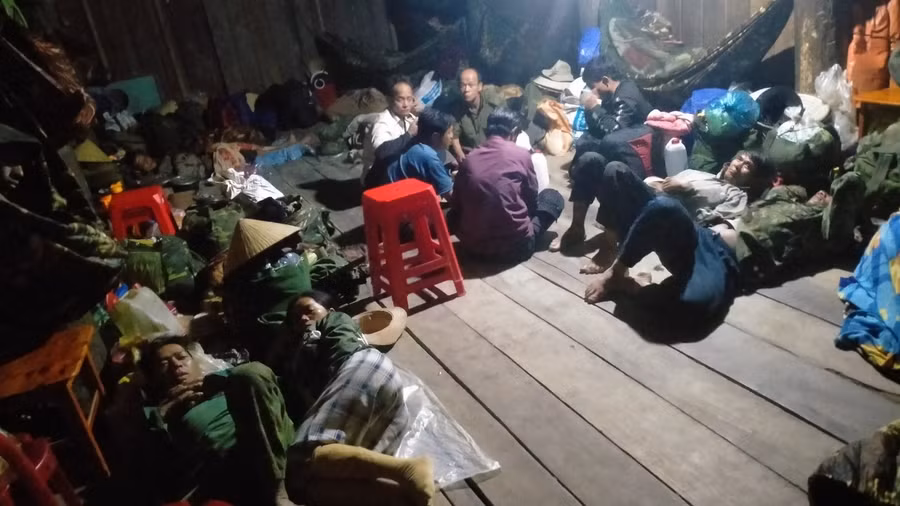 Người dân làng Tbưng (xã Đak Pling, huyện Kông Chro) được di dời về ở nhà rông của làng an toàn. Ảnh: Nguyễn Diệp