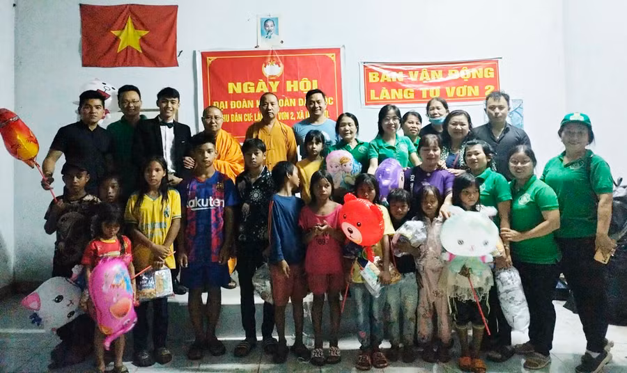 Đoàn công tác tặng quà cho trẻ em nghèo, khó khăn làng Tơ Vơn 2 (xã Khươl, huyện Chư Păh). Ảnh: Hồng Ngọc Đoàn công tác tổ chức tặng quà cho trẻ em nghèo, khó khăn làng Tơ Vơn 2 (xã Khươl, huyện Chư Păh). Ảnh: Hồng Ngọc