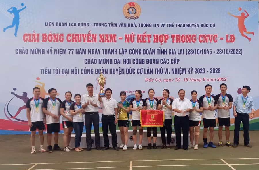 Ban tổ chức trao giải nhất cho Cụm Công đoàn Giáo dục xã Ia Din. Ảnh: Thanh Tịnh