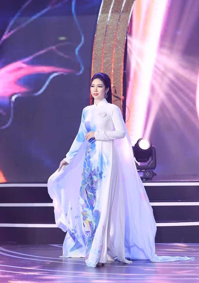  Khương Phương Anh trong trang phục áo dài