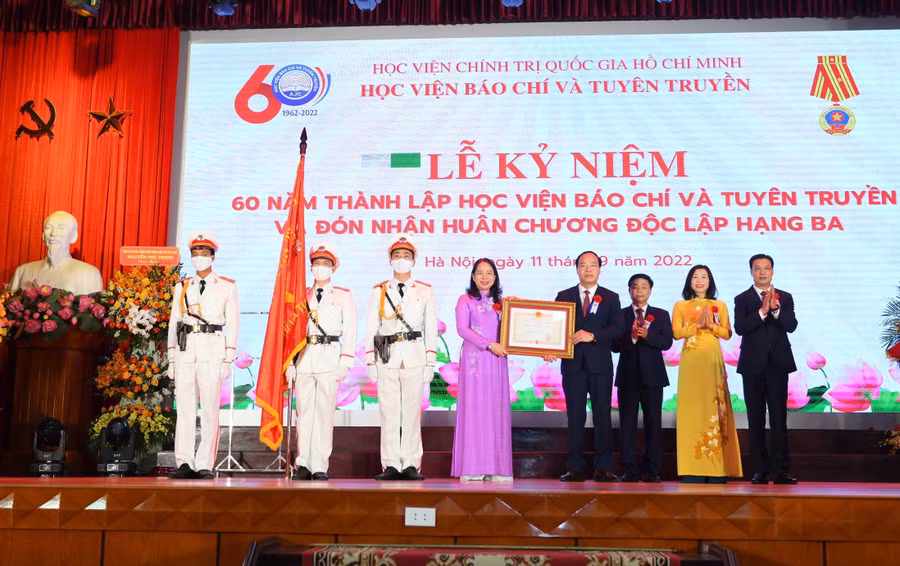 Học viện Báo chí và Tuyên truyền đón nhận Huân chương Độc lập hạng ba ảnh 1 Phó Chủ tịch nước