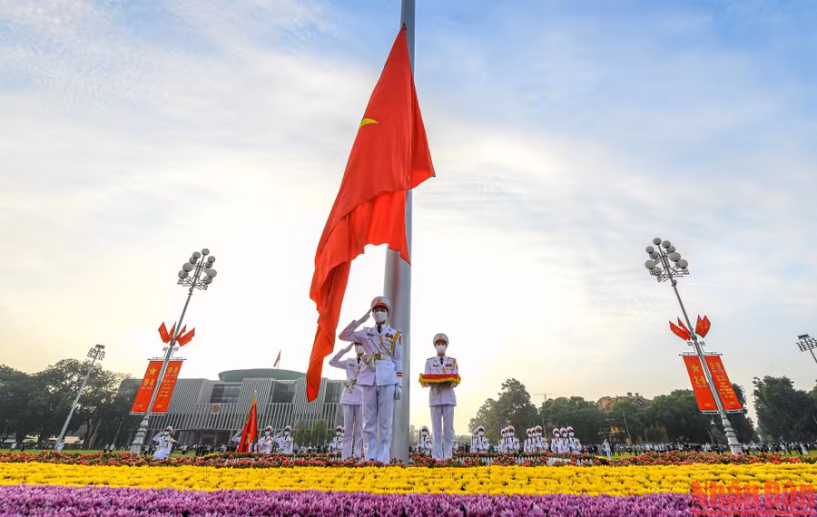 Khi Quốc ca bắt đầu thì lá cờ Tổ quốc cũng bắt đầu từ từ được kéo lên, khi kết thúc lời và nhạc của bài Quốc ca thì Quốc kỳ cũng lên đến đỉnh cột cờ.