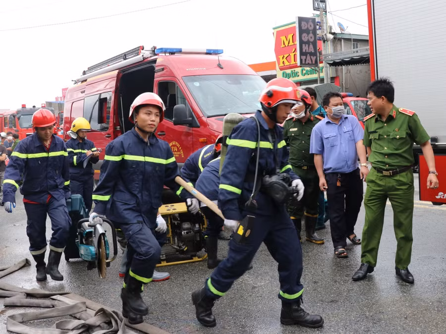 Đội phá tường chuyên nghiệp từ thành phố Hồ Chí Minh được tăng cường đến vụ cháy quán Karaoke ở Bình Dương tham gia cứu hộ tìm kiếm nạn nhân. Ảnh: Chí Tưởng -TTXVN