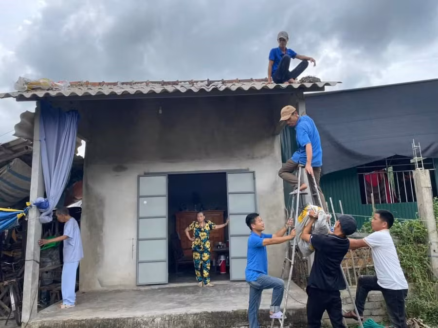 Đoàn Thanh niên huyện Phú Lộc (Thừa Thiên Huế) giúp người dân chằng chống nhà cửa ứng phó bão Noru. Ảnh: CTV