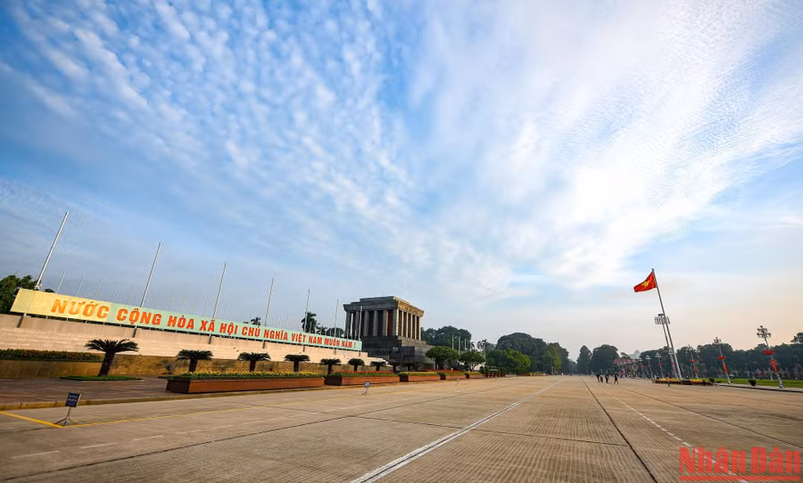  Lá cờ đỏ sao vàng tung bay trên Quảng trường Ba Đình lịch sử nhắc nhở mỗi chúng ta nhớ về thế hệ cha anh, những người đã ngã xuống để Tổ quốc có được nền độc lập, hòa bình hôm nay.