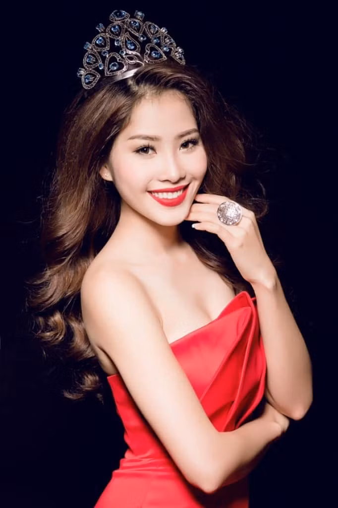 Thời điểm công bố, chiếc vương miện Hoa khôi Đồng bằng sông Cửu Long có giá trị 500 triệu đồng. Ảnh: FBNV